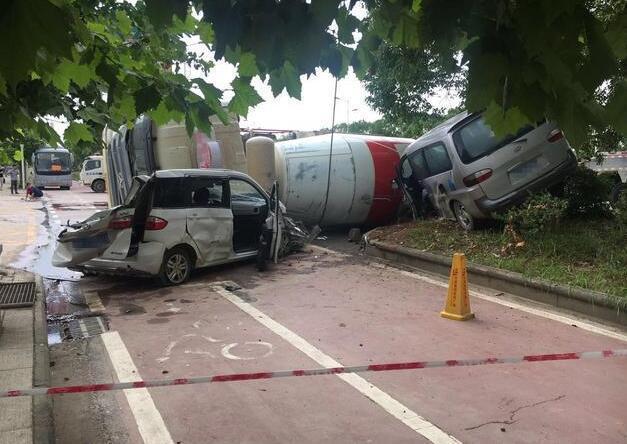 攪拌車路口側翻致1死1傷 橫著壓到兩輛小轎車或由于車速太快