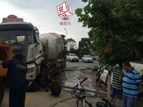 攪拌車路口側翻致1死1傷 橫著壓到兩輛小轎車或由于車速太快