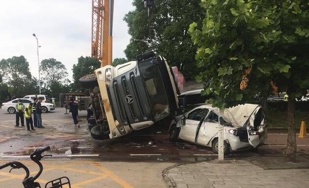 攪拌車路口側翻致1死1傷 橫著壓到兩輛小轎車或由于車速太快