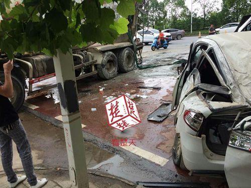 攪拌車路口側翻致1死1傷 橫著壓到兩輛小轎車或由于車速太快