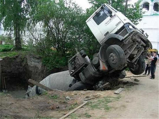 滿載水泥攪拌車不小心掉進巨坑里,最后還得司機還得掏錢維修!
