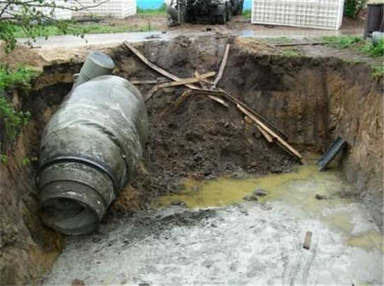 滿載水泥攪拌車不小心掉進巨坑里,最后還得司機還得掏錢維修!