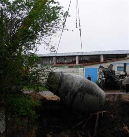 滿載水泥攪拌車不小心掉進巨坑里,最后還得司機還得掏錢維修!