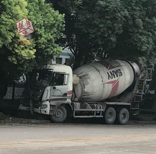 司機通宵工作開車打瞌睡 攪拌車失控竄上人行道