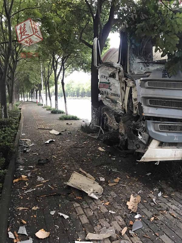 司機通宵工作開車打瞌睡 攪拌車失控竄上人行道