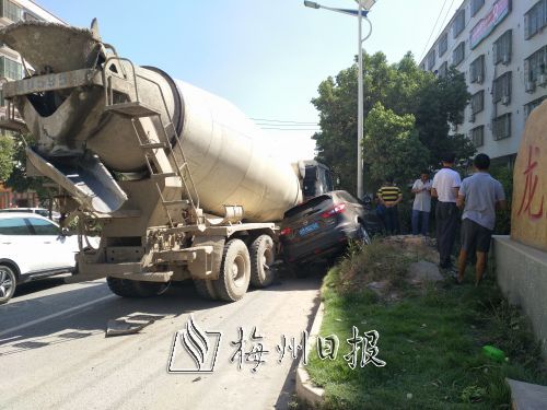 小車被水泥攪拌車擠出路面。(李盛華 攝)