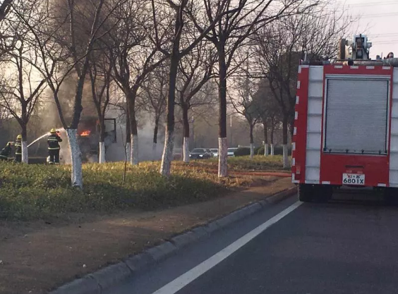 蘇州一混凝土攪拌車突然自燃 駕駛室完全燒毀
