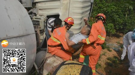 翻車！翻車！三鄉一大號攪拌車滾下山坡，司機...