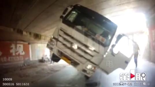 返空攪拌車過橋洞 車身“長高”被卡住