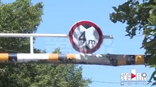 返空攪拌車過橋洞 車身“長高”被卡住
